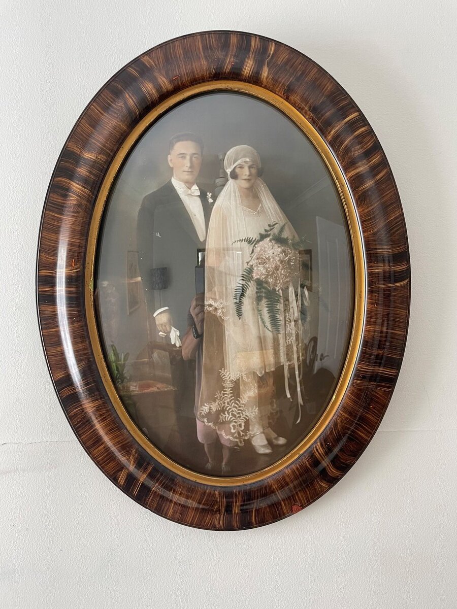 Oval portrait convex frame